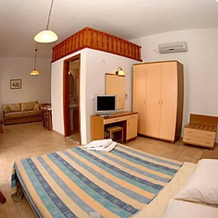 Iapetos Village ホテル シミ