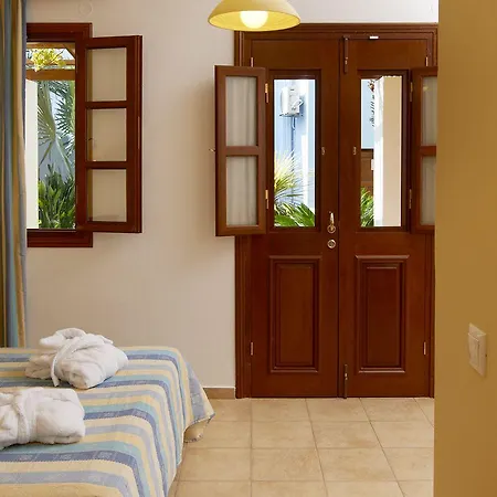 ホテル Iapetos Village シミ